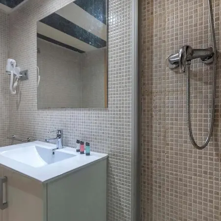2 Bedroom With Balcony In Eixample 3-2 * Barcelona