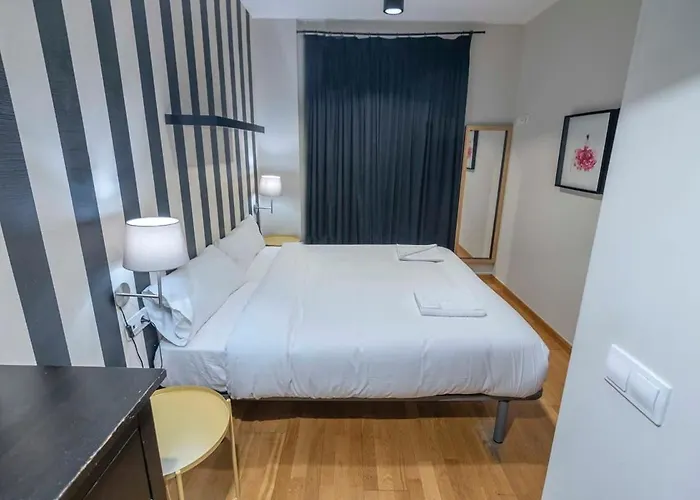 The Collection - 2 Bedroom With Balcony In Eixample 3-2 *