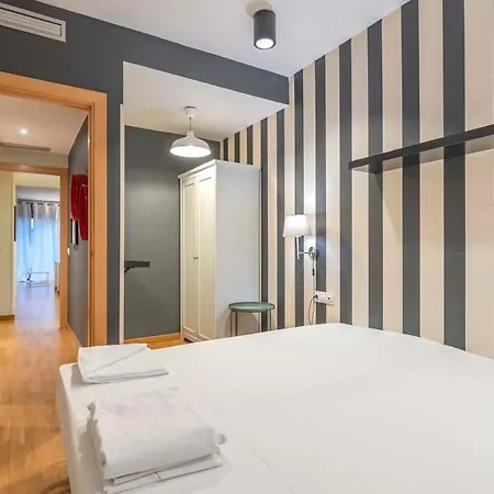 2 Bedroom With Balcony In Eixample 3-2 * Barcelona