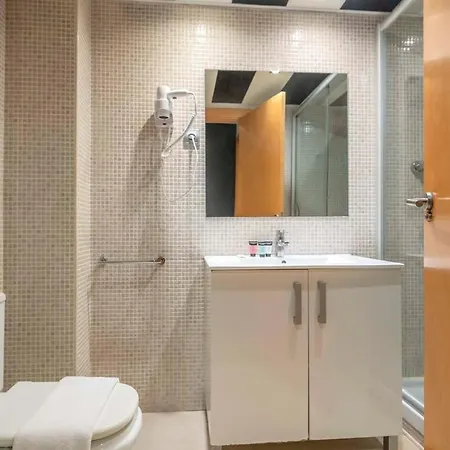2 Bedroom With Balcony In Eixample 3-2 * Barcelona