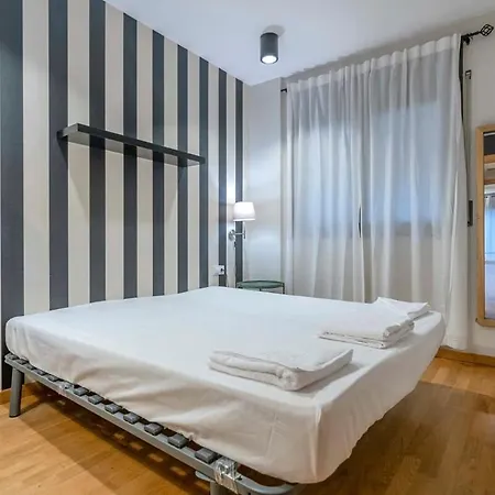 2 Bedroom With Balcony In Eixample 3-2 * Barcelona